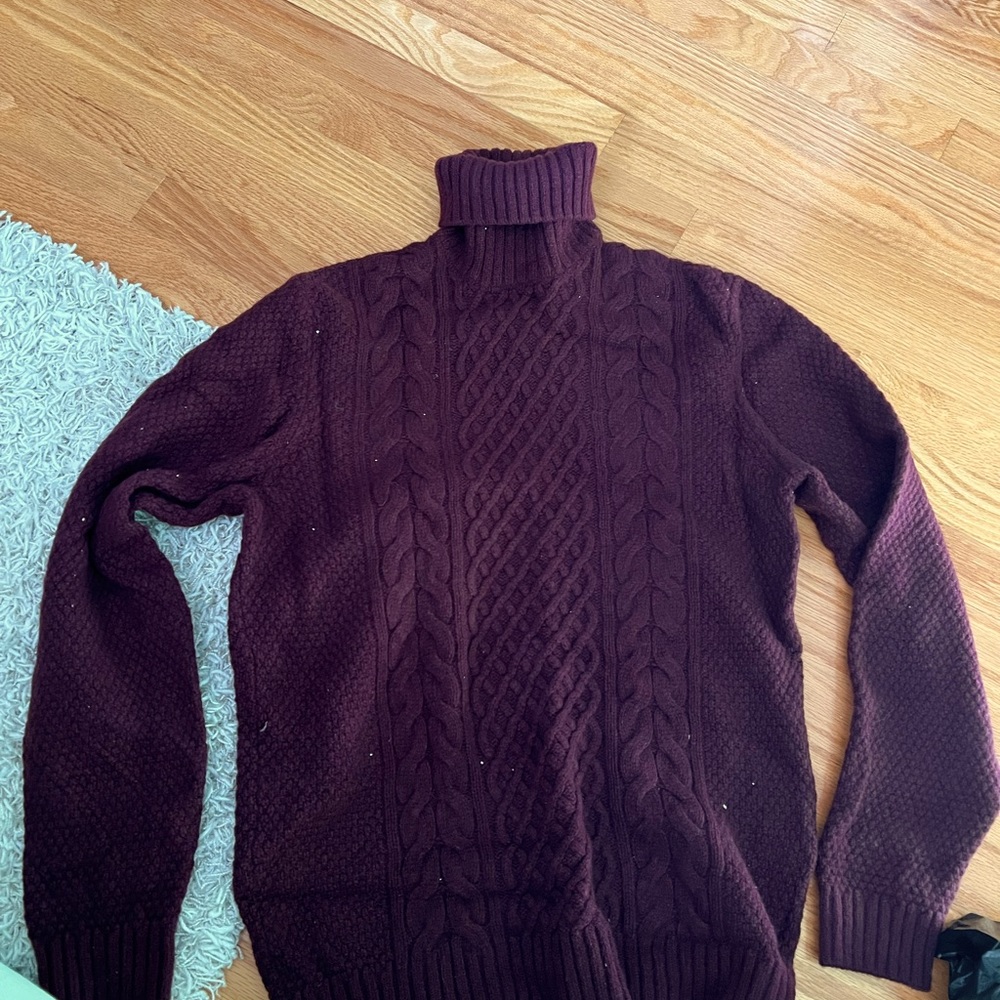 Massimo Dutti
Burgundy cableknit sweater
Marino Wool
Italian Yarn, Made in Spain